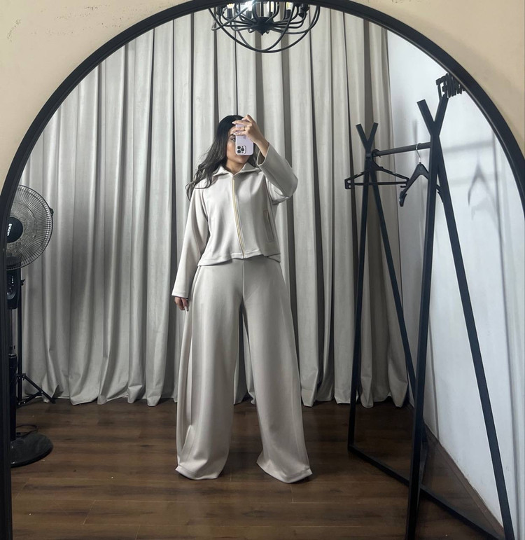 ست اویشو زنانه شامل شلوار بگ زنانه و سویشرت، نمای جلو با تنخور آزاد و استایل روزمره شیک