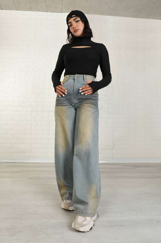 استایل خیابانی شلوار بگ زنانه با کفش اسپرت و مانتو کوتاه