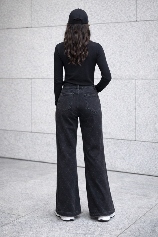 نمای پشت شلوار بگ فلر زنانه با پارچه ریزشی جک پات